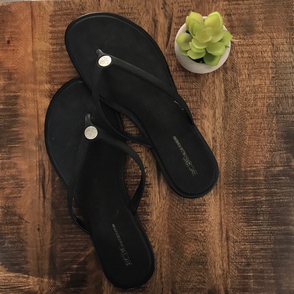 BCBGeneration Shoes - 💚 2/$30! 💚 BCBGeneration Black Flip Flops - 8